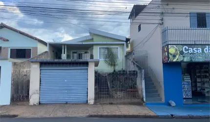 Casa térrea com 3 dormitórios.
