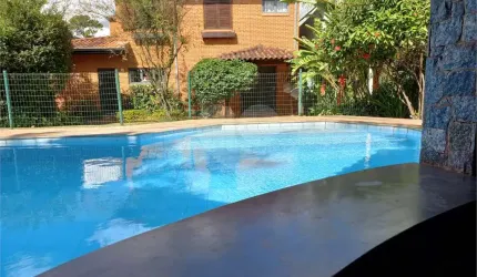 Sobrado com 4 dormitórios, sendo 1 suíte master.