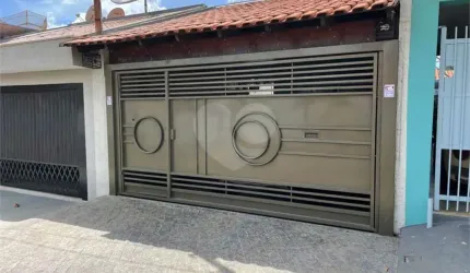 Casa térrea com 2 dormitórios.