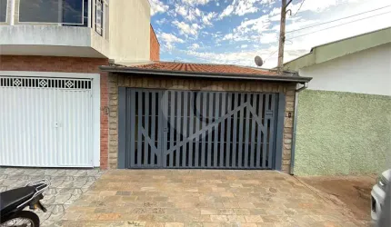 Casa térrea no bairro Vila Carmen.