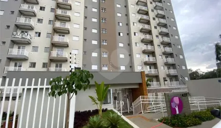 Apartamento no Condomínio Parque dos Jacarandás.