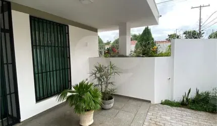 Casa Térrea com 3 suítes, sendo 1 suíte master.