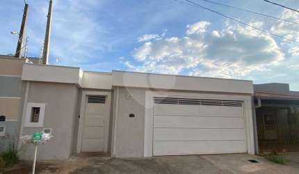 Excelente casa toda reformada e com otimo acabamento com churrasqueira e piscina
