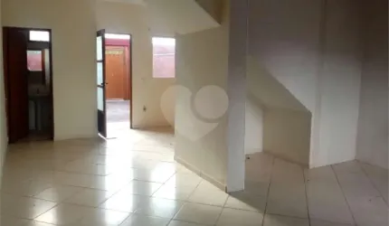 Sobrado com 3 dormitórios.
