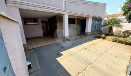 Casa Térrea com 3 dormitórios, sendo 1 suíte.