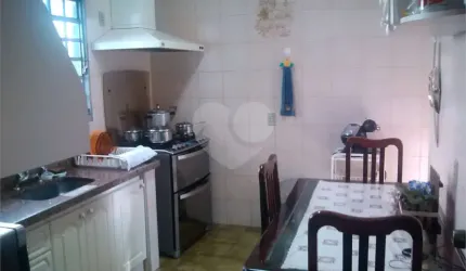 Sobrado com salão comercial na Sallum.