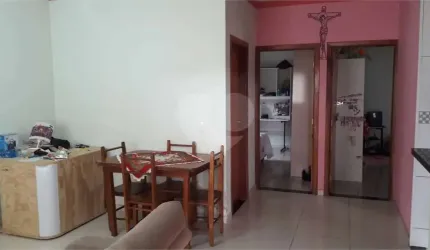 Casa térrea com 2 dormitórios.