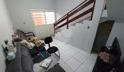 Sobrado com 5 dormitórios.