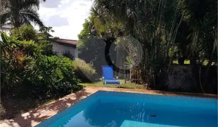 Casa térrea com piscina para venda no Parque Santa Marta