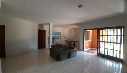 Casa de Alto Padrão à Venda e Locação no Parque Santa Mônica - São Carlos
