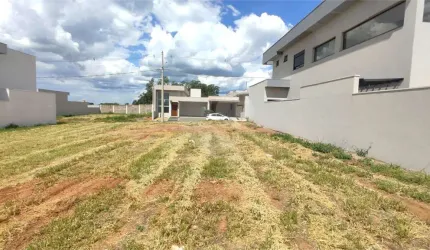 Lote à Venda em São Carlos, no Condomínio Villeneuve I