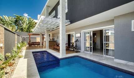 Linda casa com 33om² com 4 suítes, com piscina em Alphaville