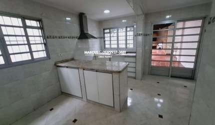 CAXINGUI LINDA CASA COM 3 QUARTOS; SUÍTE, 2 VAGAS E ÁREA DE CHURRASQUEIRA. FL23