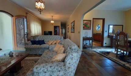 Sobrado com 4 dormitórios, sendo 2 suítes, sala de estar, sala de jantar, sala de TV,  - FL22