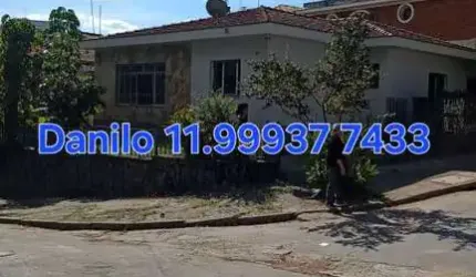 Casa reformada com 3 dormitórios e três vagas. FL51