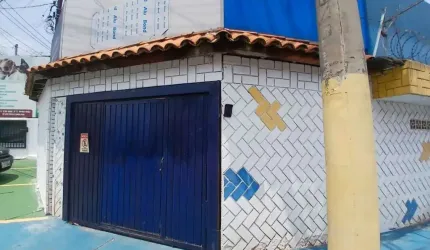 CASA TERREA COM 3 DORMITORIOS E 1 SUITE FL26