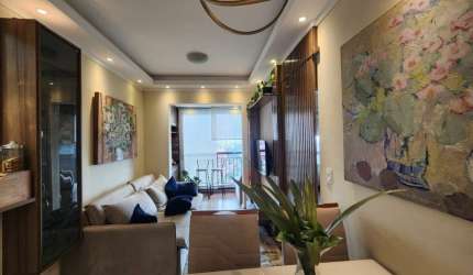 Apartamento 48m² 2 quartos armários planejados 1 vaga, sala com varanda envidraçada