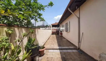 Casa térrea no Jd. Bonfiglioli com 3 dormitórios, sendo uma suíte e 4 vagas de garagem. FL23