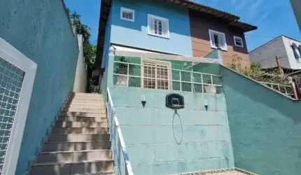 SOBRADO MOBILIADO  COM 3 QUARTOS E 1 SUITE FL26