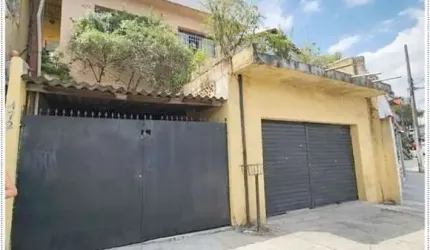 CASA ASSOBRADADA ISOLADA COM 294m² TERRENO - 3 VAGAS COM EDICULA