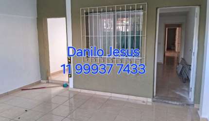 Casa com 3 dormitórios, 2 vagas de garagem. FL51