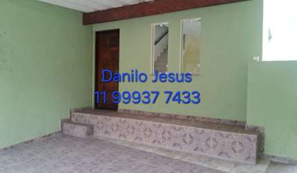 Casa com 2 dormitórios, 1 vaga de garagem, quintal compartilhado. FL51