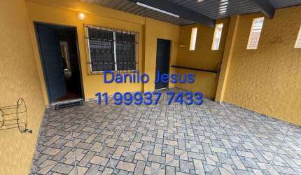 Casa com 2 dormitórios, varanda e 2 vagas.  FL51