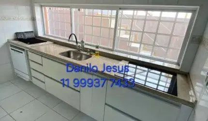 Casa com 5 dormitórios e 2 vagas. FL51