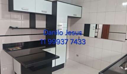 Casa  2 dormitórios com ar condicionado e 4 vagas. FL51