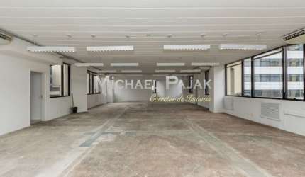 Conjunto comercial com 237m²