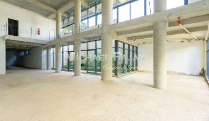 Conjunto comercial com 897m²