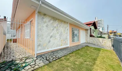 Casa com 3 quartos à venda na Rua Antônio Luiz Medeiros, 29, Barreiros, São José por R$ 850.000