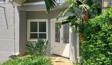CASA EM COND FECHADO EM ARUÃ, 04 DORMITÓRIOS, 02 SUÍTES, PISCINA, CHURRASQUEIRA, 06 VAGAS !!