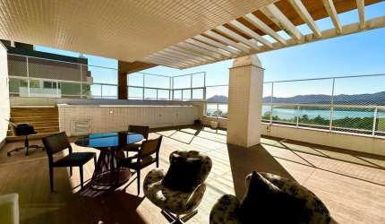 À venda | 377 m², terraço privativo com piscina, 3 quartos (todos suítes) e 4 vagas de garagem - Agronômica, em Florianópolis.