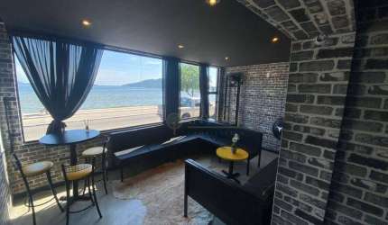 À venda | Pousada com Rentabilidade Mensal, 94 m², 7 quartos - De frente para Lagoa da Conceição, em Florianópolis.