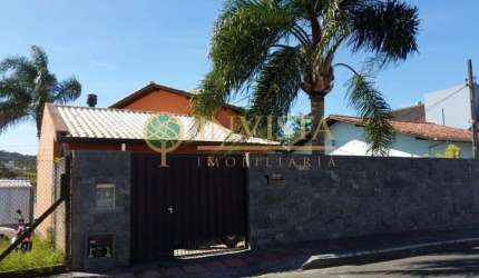 Á venda com piscina e churrasqueira no Real Parque em São José.