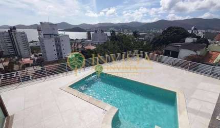 Alto padrão com espaço gourmet e piscina, vista mar e 3 suítes à venda na Agronômica.