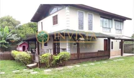 À venda próximo a Praia do Moçambique! 900m², 3 quartos, churrasqueira e 4 vagas de garagem.