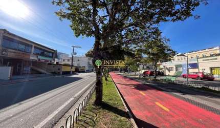 À venda na Avenida Hercílio Luz! Casa com 3 pavimentos e 297m² privativos.