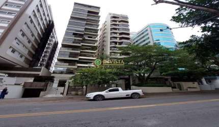 Andar alto, sacada, 3 suítes, hidromassagem e 3 vagas à venda próximo ao Beiramar Shopping.
