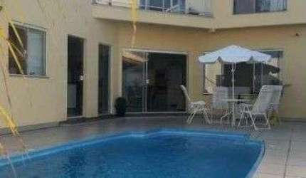 À venda | 274 m² privativos, churrasqueira, piscina e terraço — 4 quartos, 4 vagas — Próxima ao Estádio da Ressacada, no Carianos, Florianópolis.