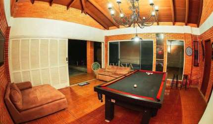 À venda | 250 m², Praia de Jurerê, com 5 quartos sendo 3 suítes, espaço recreativo, piscina e 4 vagas