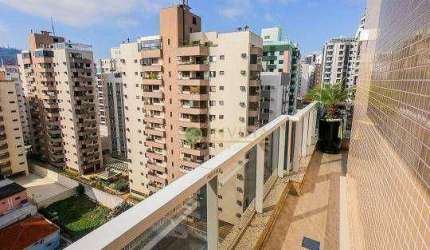 Duplex com vista parcial mar, terraço com churrasqueira, 2 suítes e 2 vagas à venda no Centro de Florianópolis.