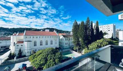 À venda | Andar alto, 3 quartos, 1 vaga, sacada com vista livre – Frente para o Colégio Bom Jesus, no Centro de Florianópolis.