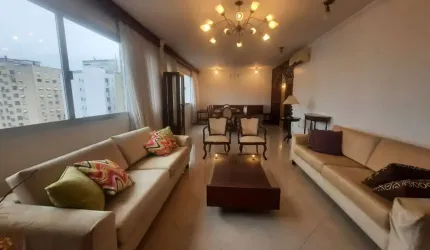 Andar alto, mobiliado com 4 quartos e 2 vagas para locação no Centro de Florianópolis.