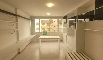Sala comercial com 27m² á venda na Trindade.