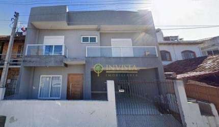 2 andares, 3 quartos e 2 vagas - À venda no Balneário do Estreito