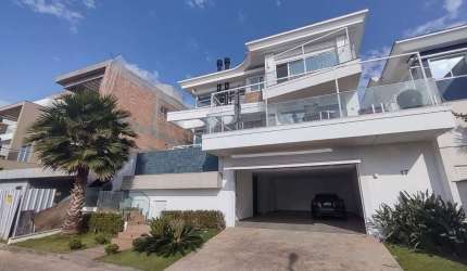 Alto padrão em condomínio fechado com 3 suítes, piscina e hidromassagem à venda no Estreito.