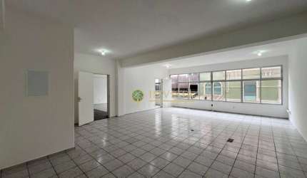 Sala comercial com 440m² e 1 vaga para locação no Centro de Florianópolis.