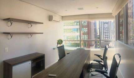 Sala comercial com 92m² e 2 vagas à venda no Centro de Florianópolis.